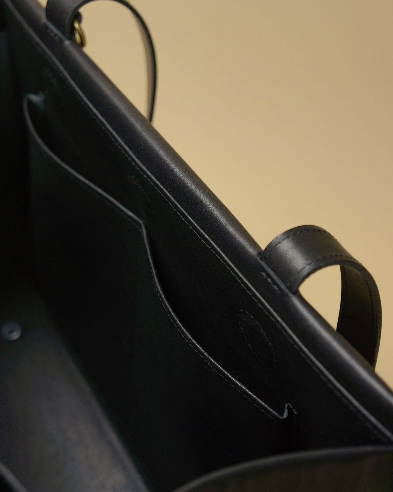 nurture tote / black rock