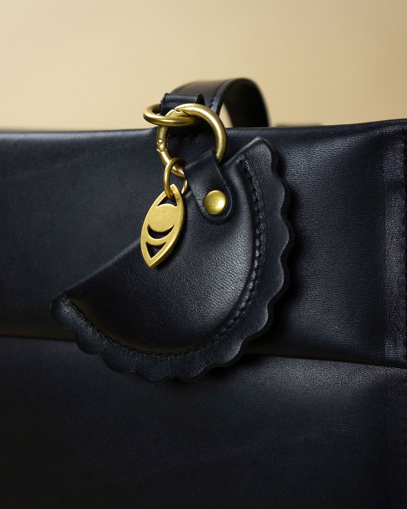 ravjul bag charm / black rock