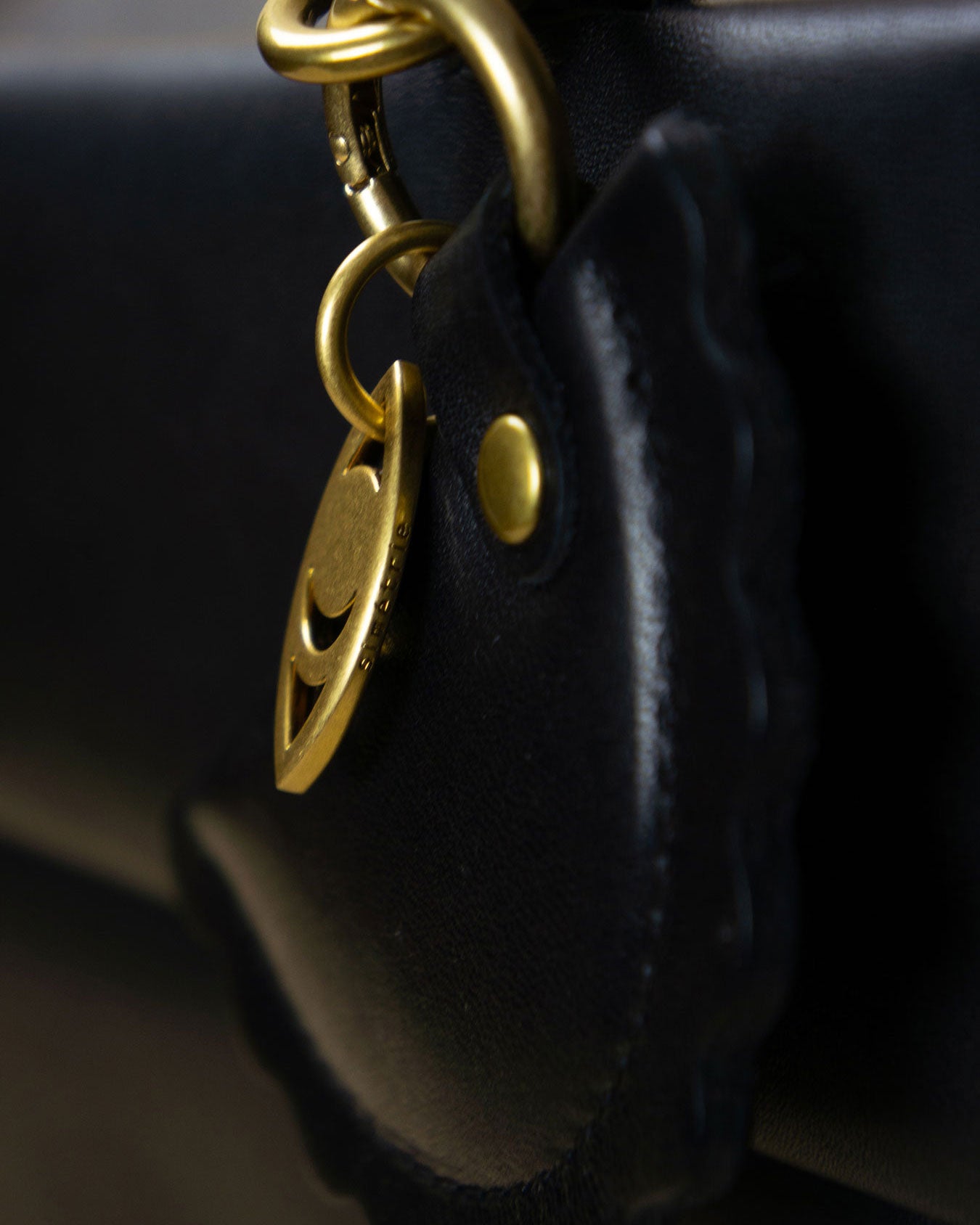 ravjul bag charm / black rock