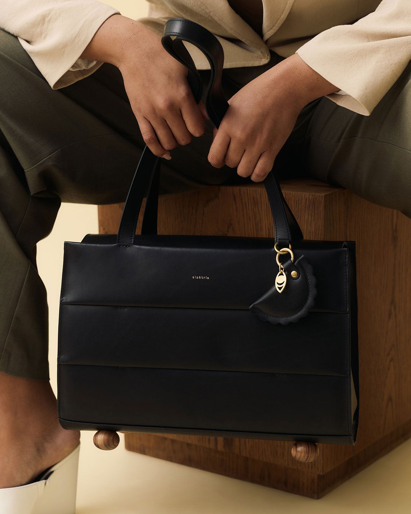 nurture tote / black rock