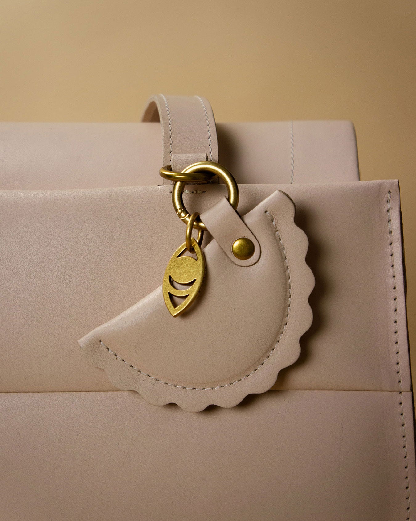 ravjul bag charm / shell
