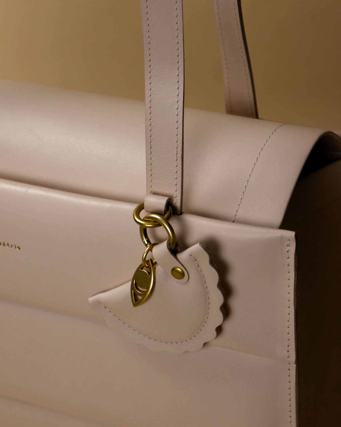 ravjul bag charm / shell