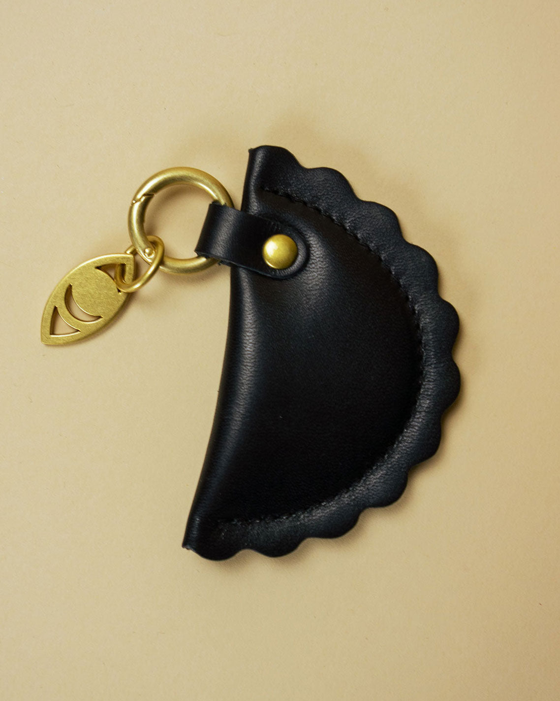 ravjul bag charm / black rock