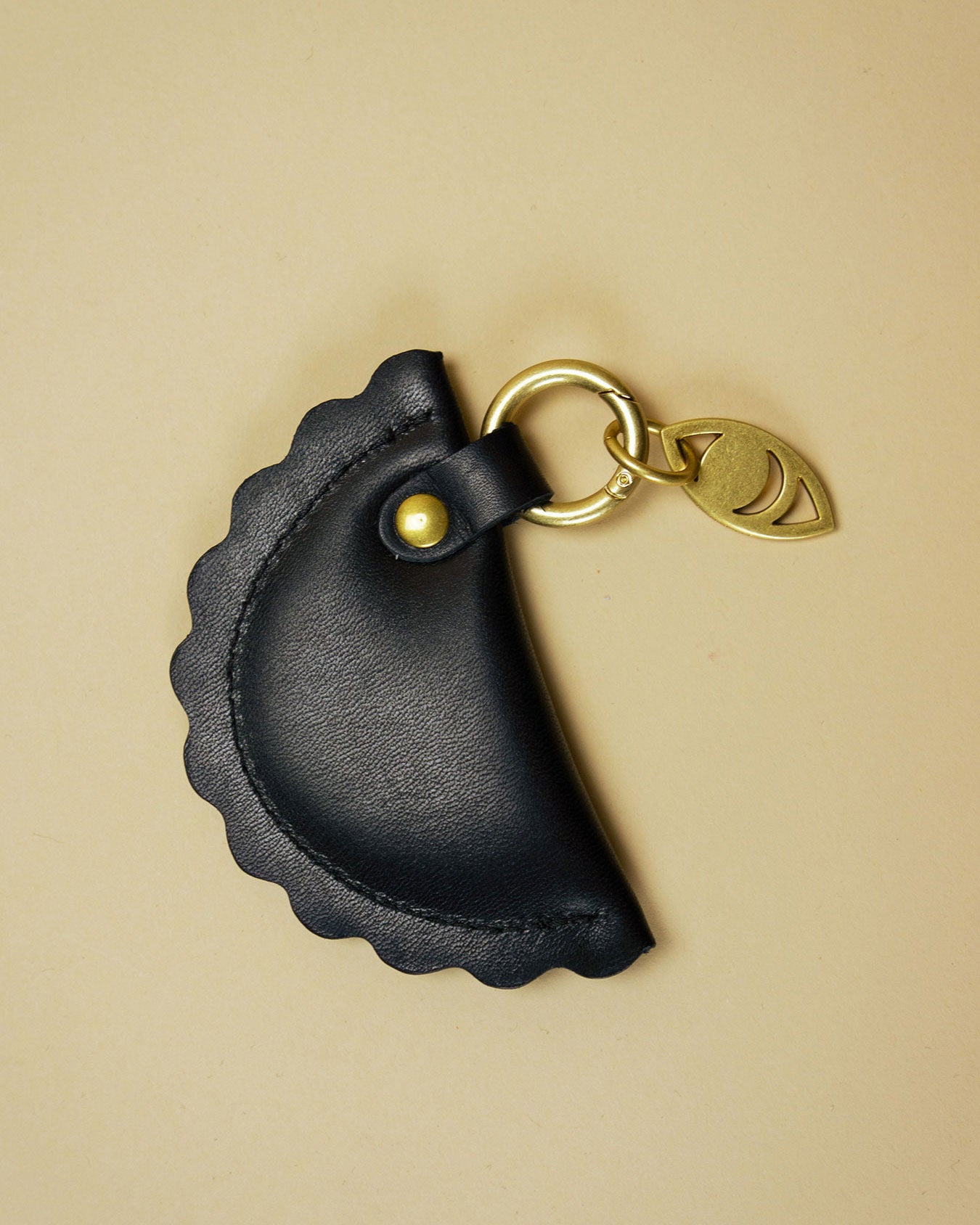 ravjul bag charm / black rock