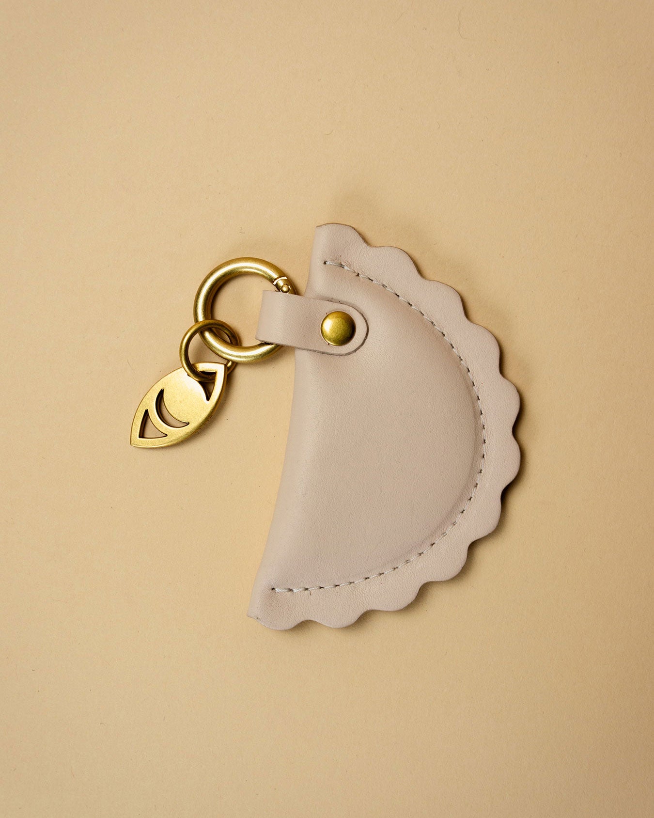 ravjul bag charm / shell