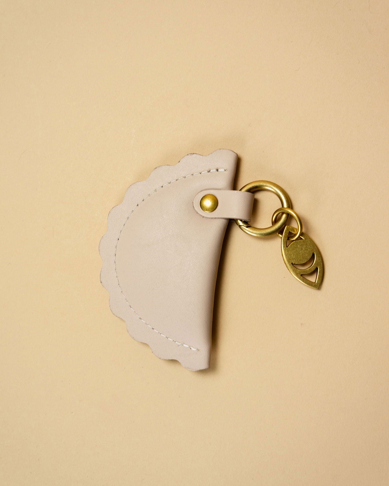 ravjul bag charm / shell