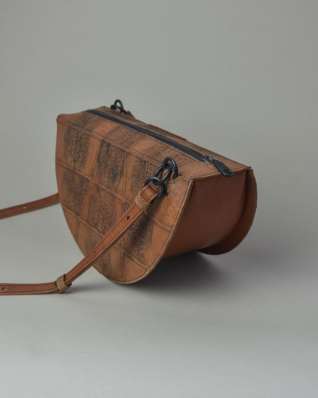 simetrie L thick crescent moon bag / dark chocolate toad