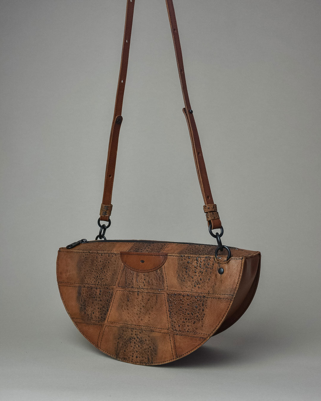 simetrie L thick crescent moon bag / dark chocolate toad