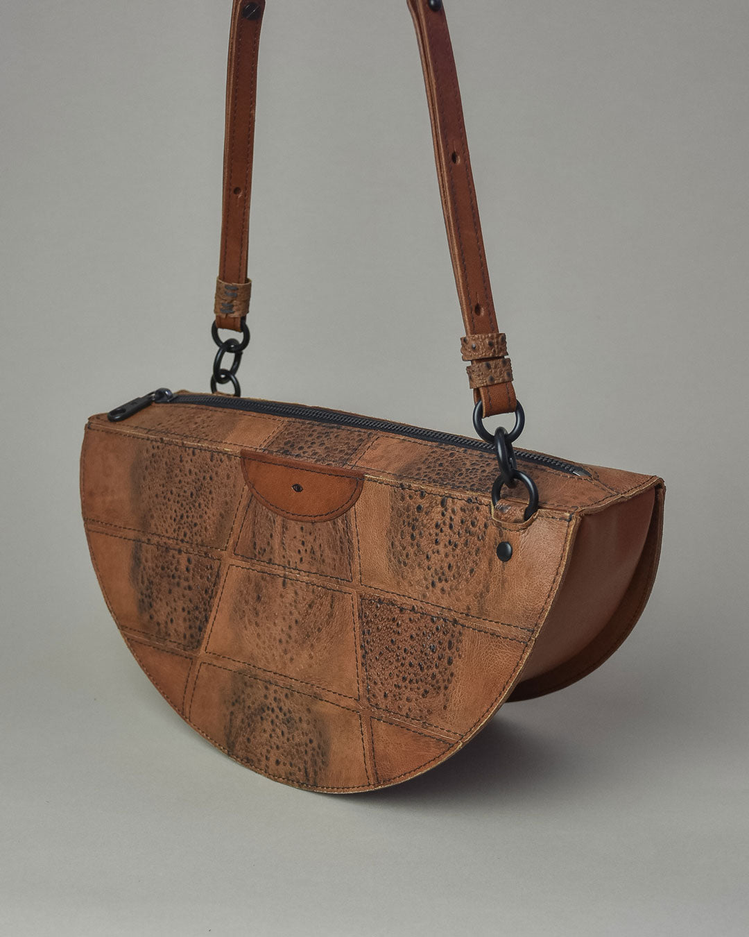 simetrie L thick crescent moon bag / dark chocolate toad