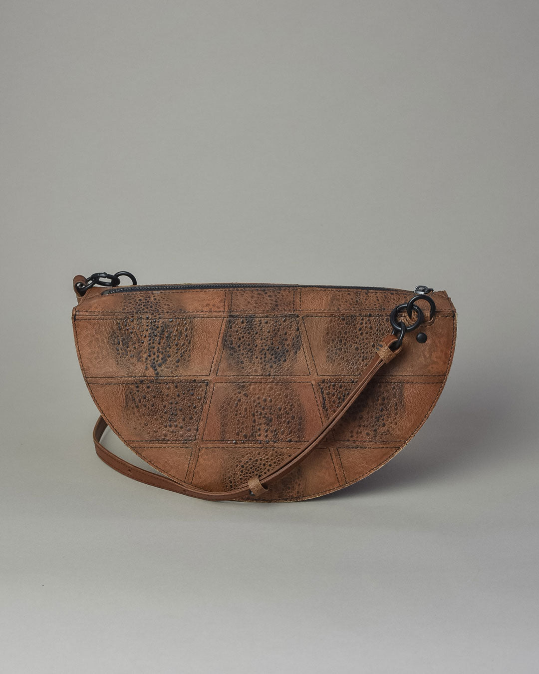simetrie L thick crescent moon bag / dark chocolate toad