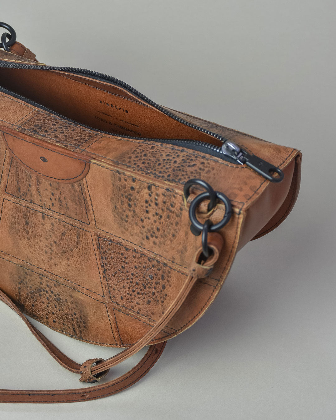 simetrie L thick crescent moon bag / dark chocolate toad