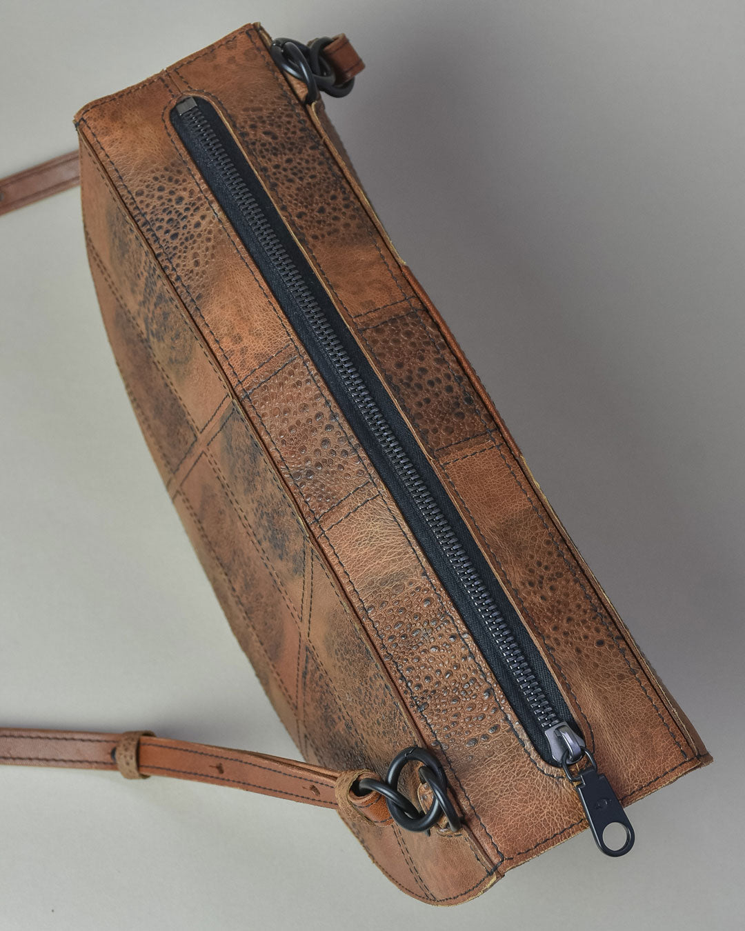 simetrie L thick crescent moon bag / dark chocolate toad