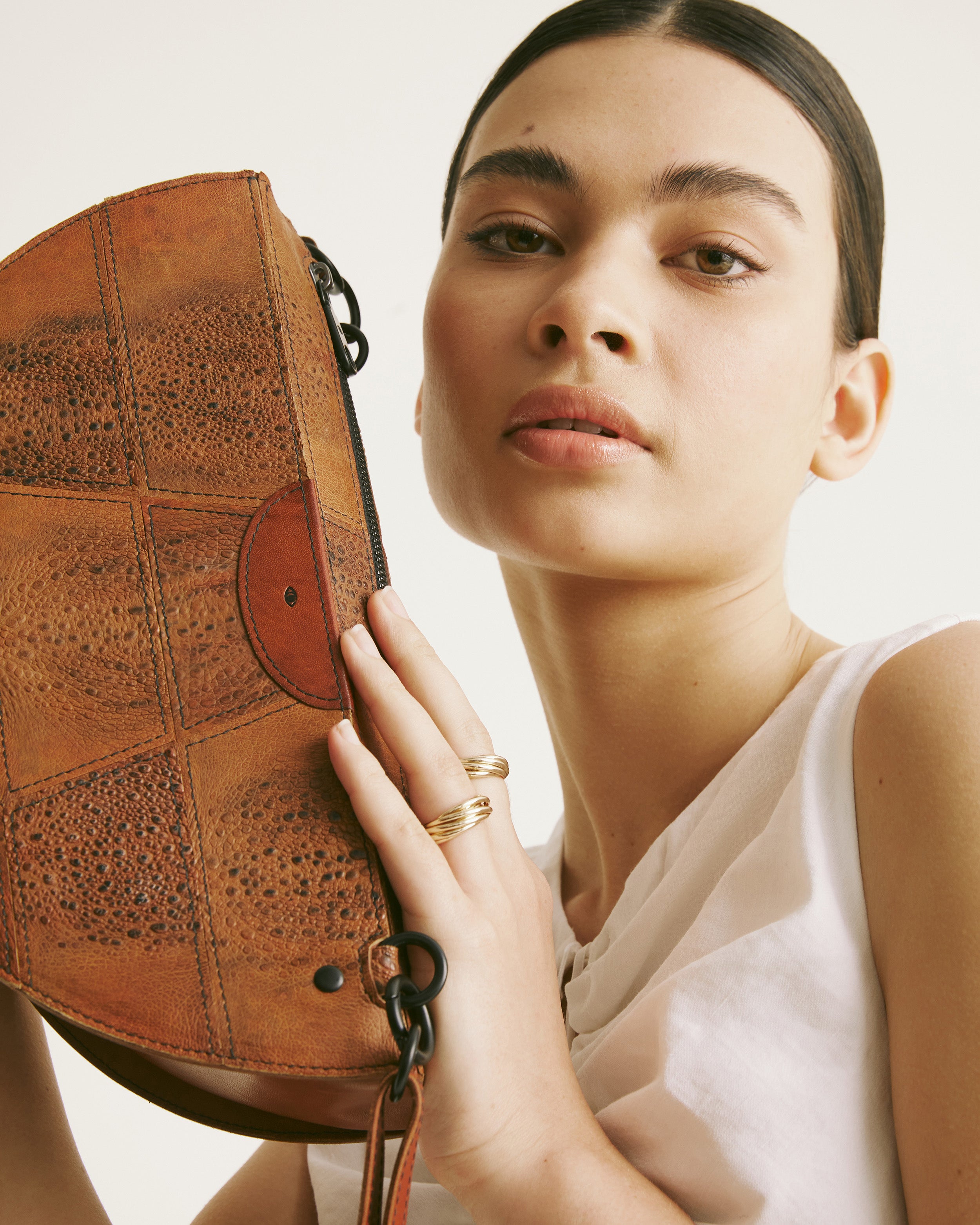 simetrie L thick crescent moon bag / dark chocolate toad
