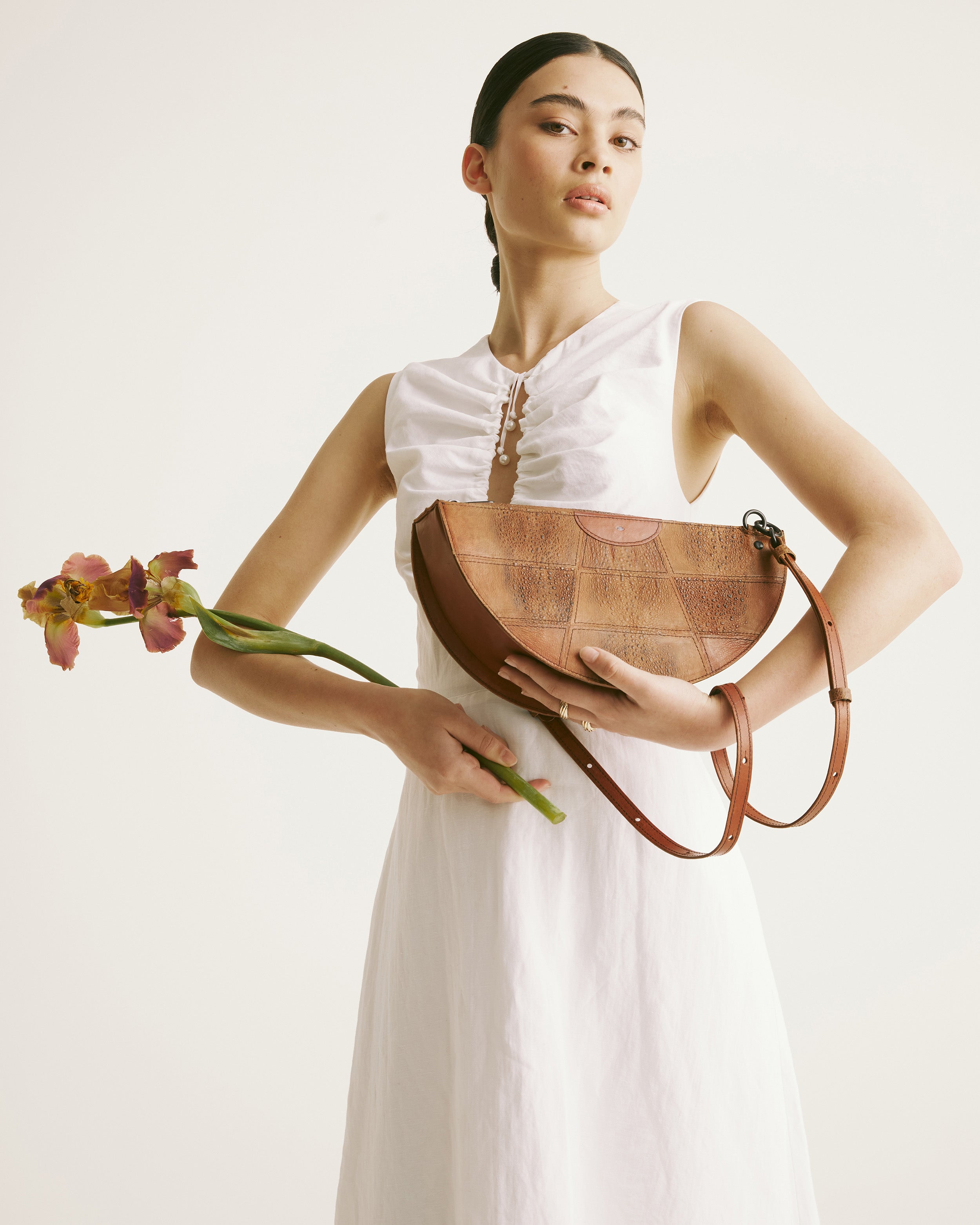 simetrie L thick crescent moon bag / dark chocolate toad
