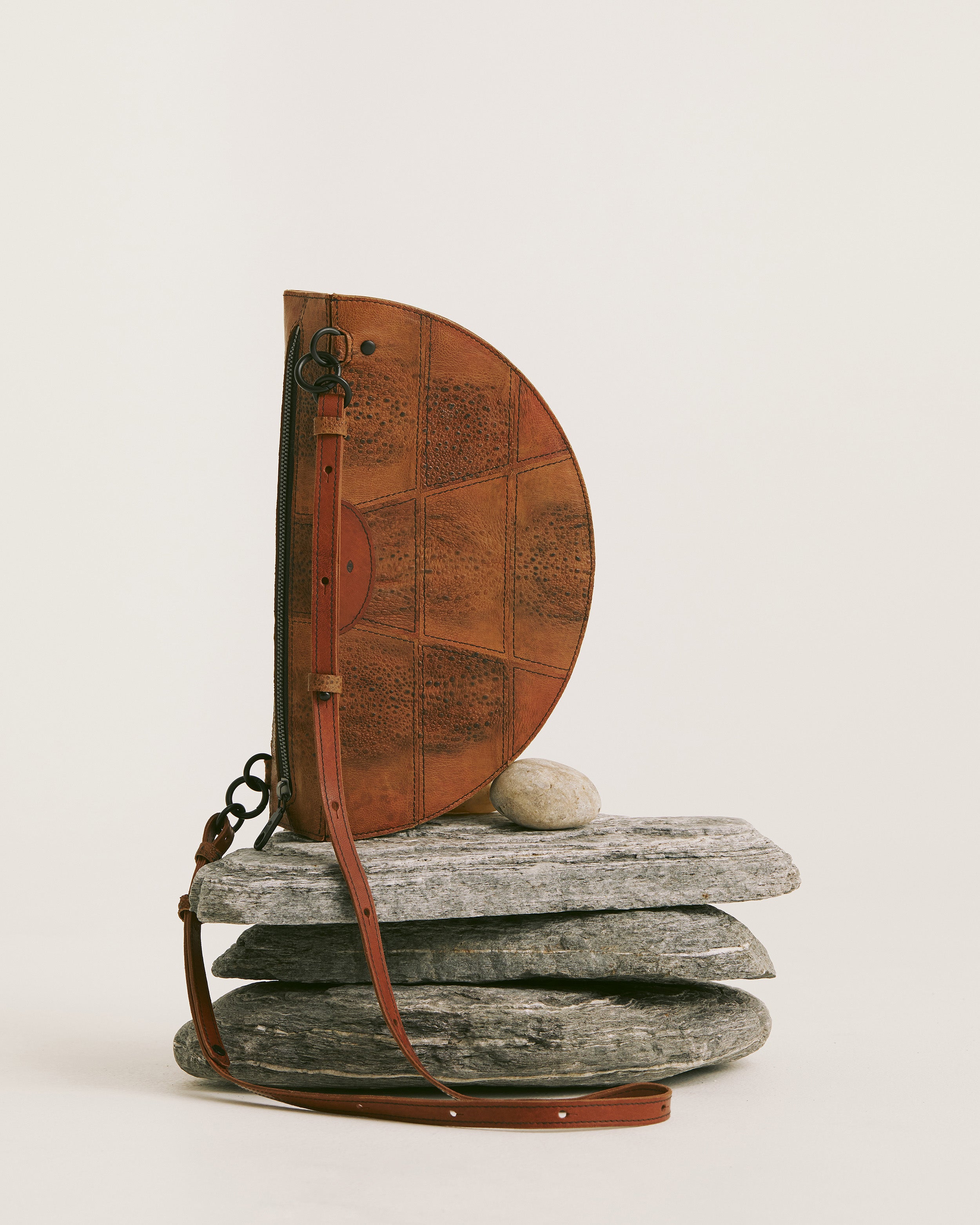 simetrie L thick crescent moon bag / dark chocolate toad