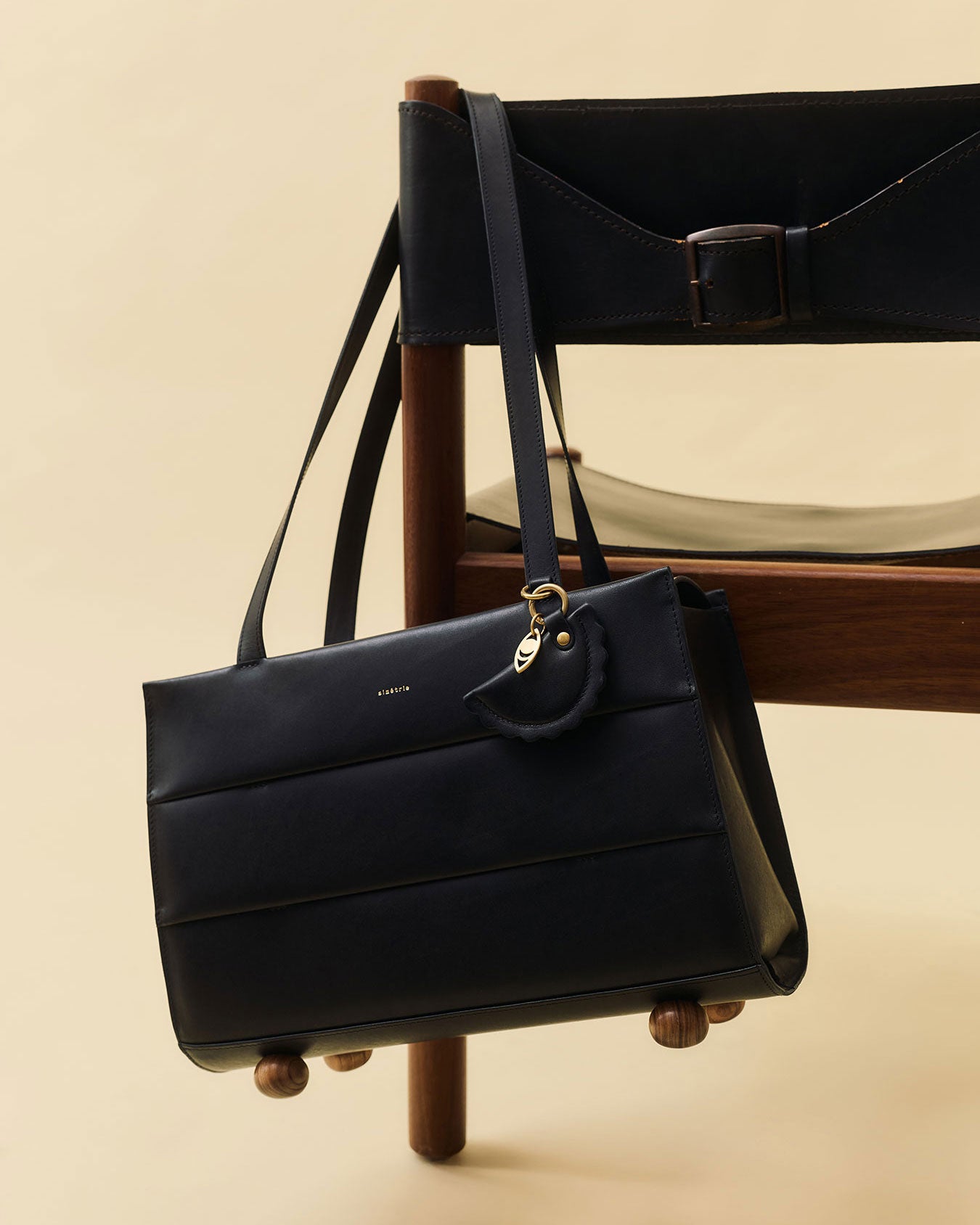 nurture tote / black rock