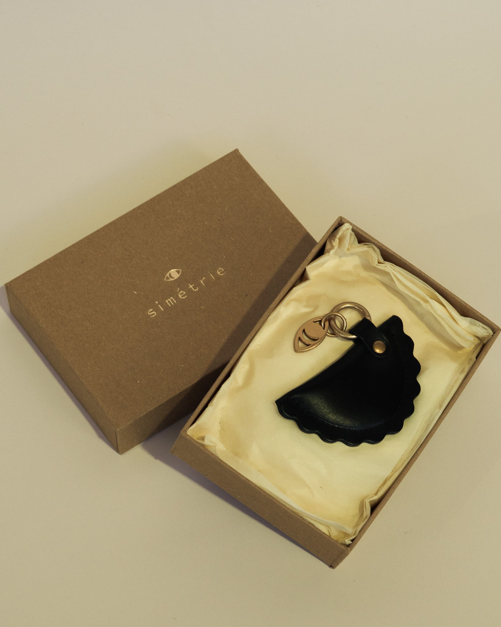 ravjul bag charm / black rock