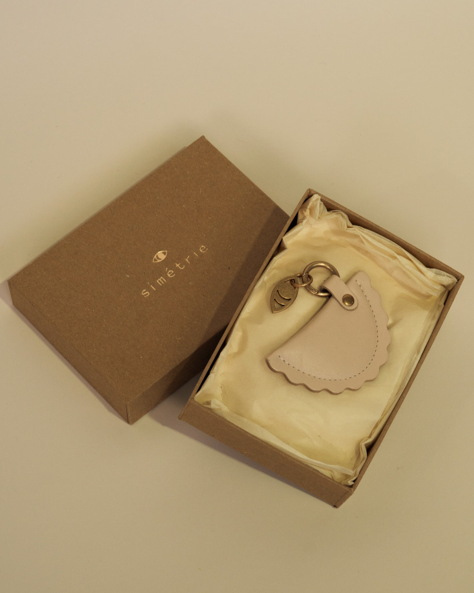 ravjul bag charm / shell