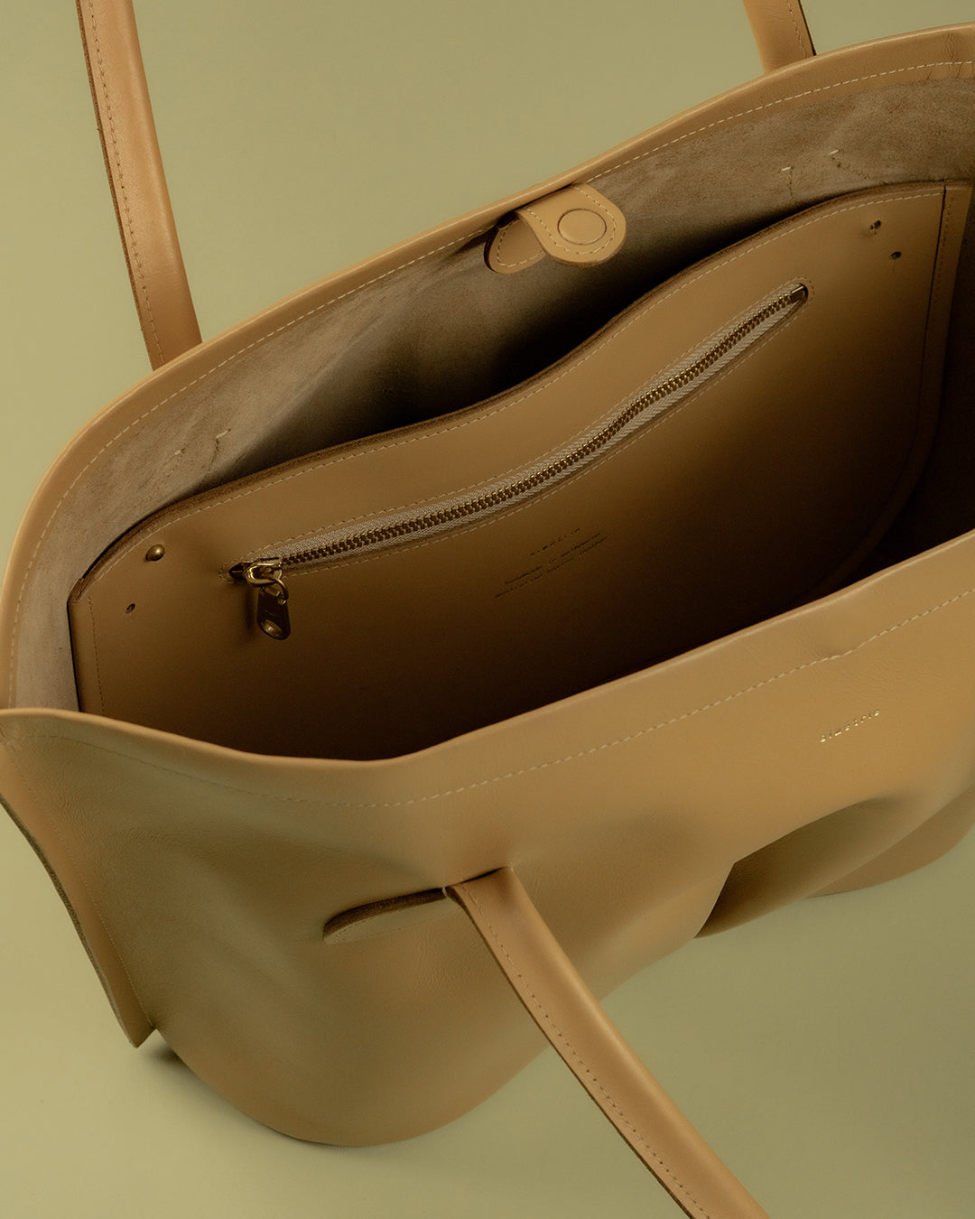 figura tote / almond