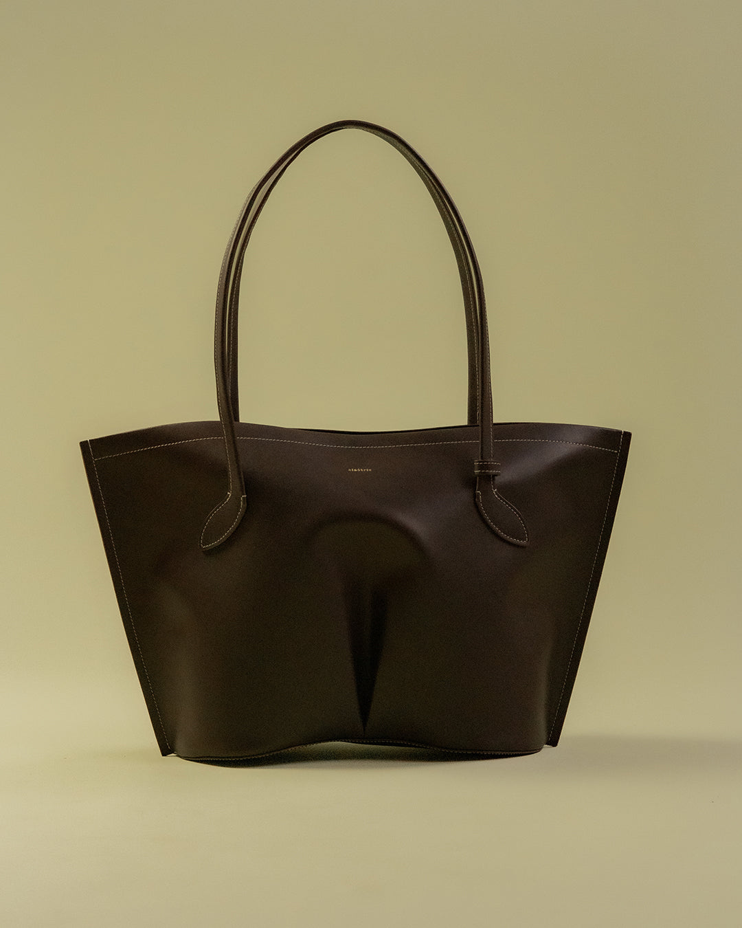figura tote / peppercorn