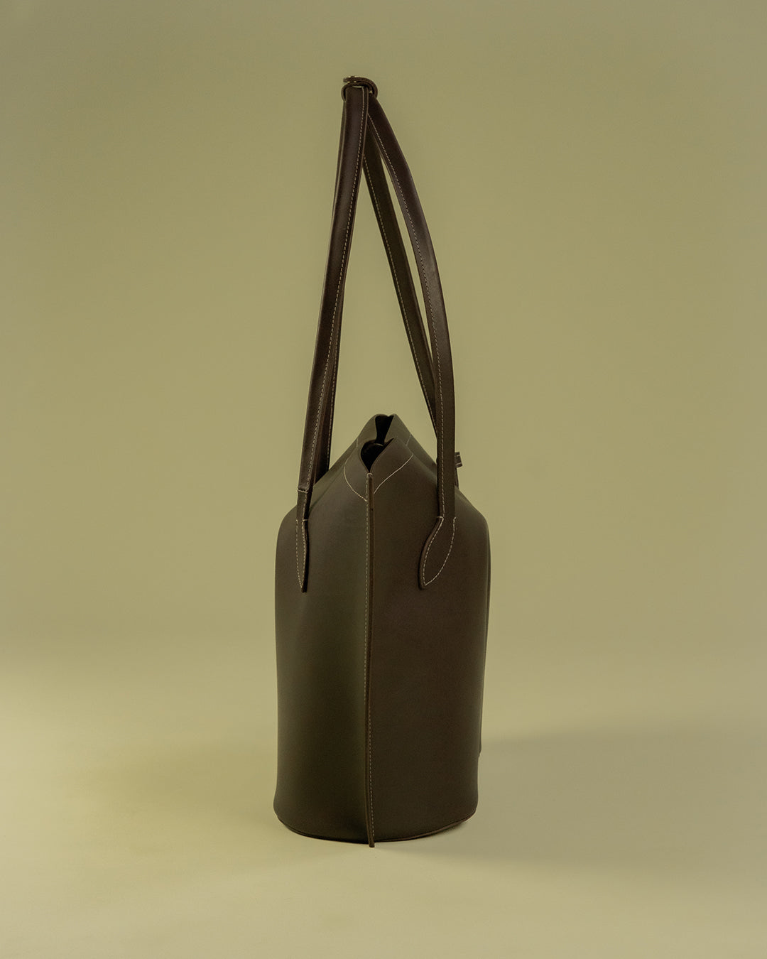 figura tote / peppercorn