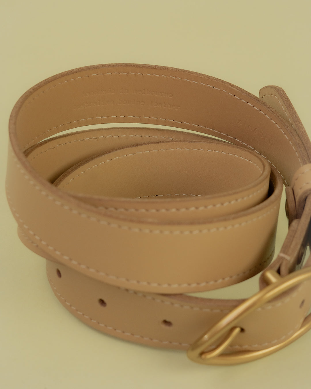 gaze belt / almond