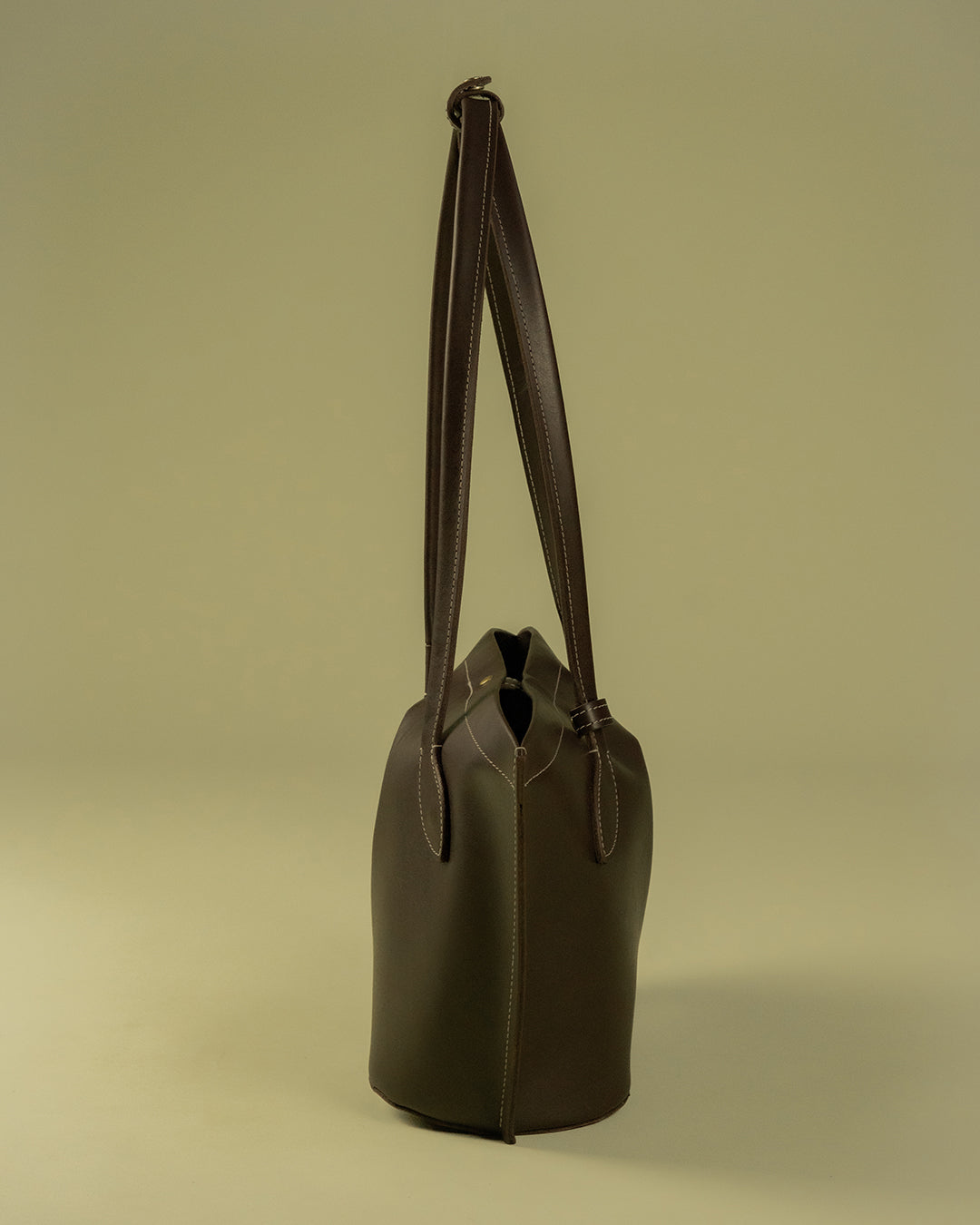 petit figura tote / peppercorn