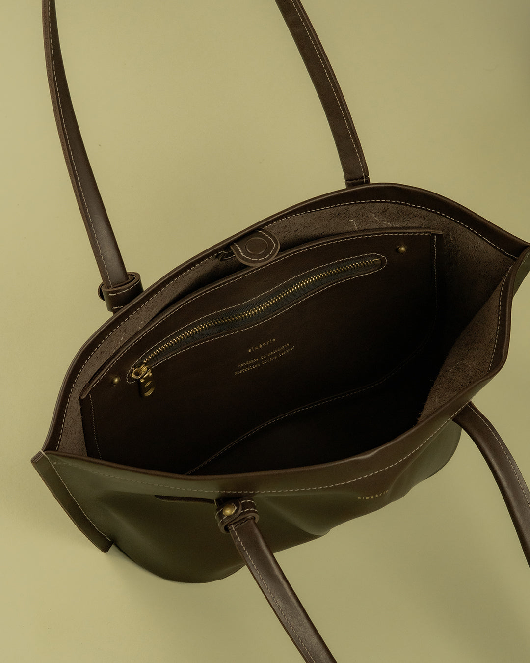 petit figura tote / peppercorn