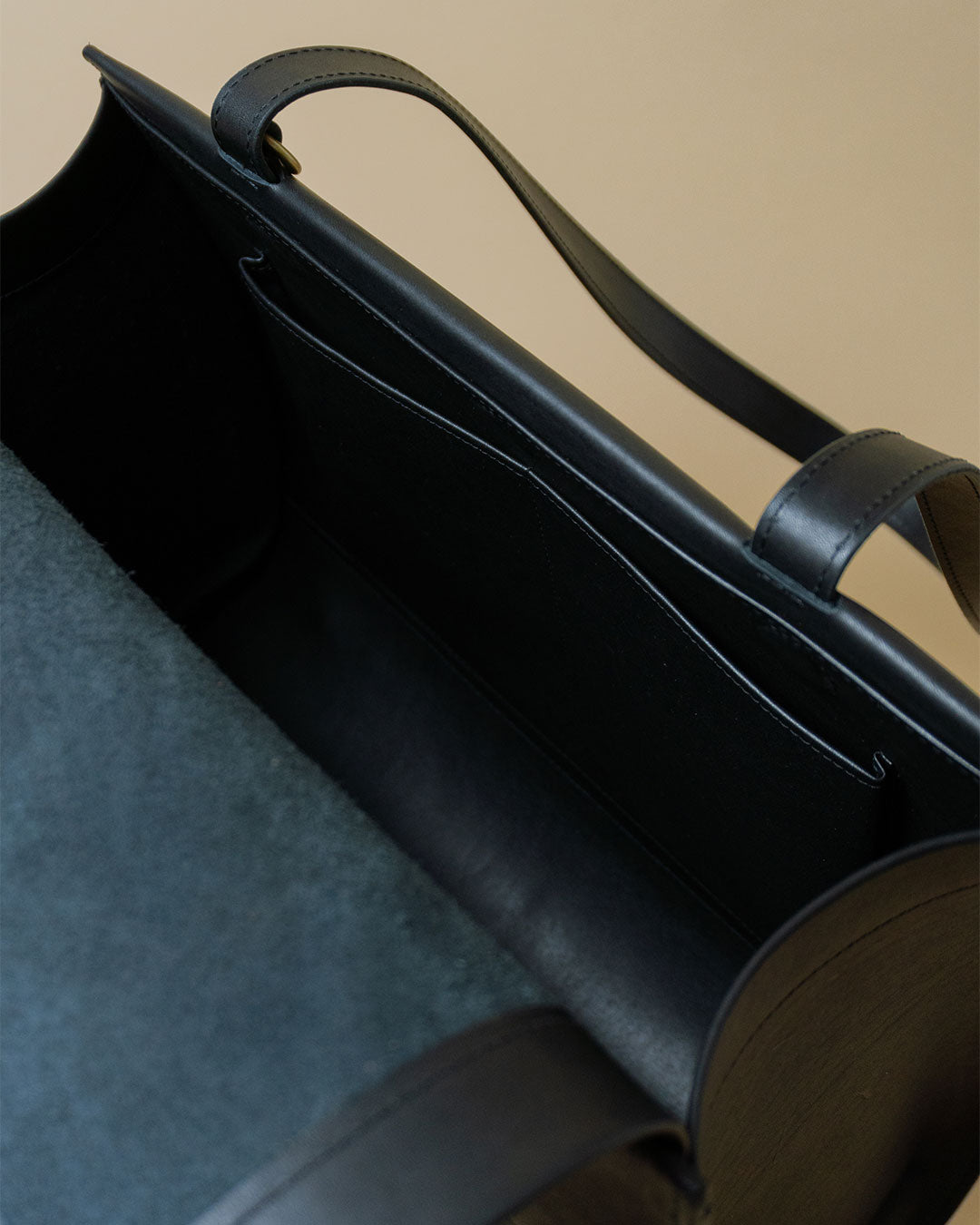 nurture tote / black rock